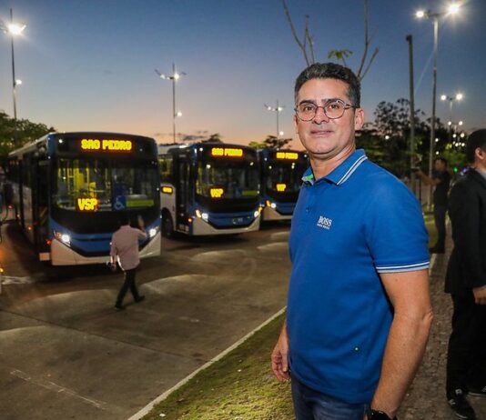 Rodoviários cobram pagamento do 13º e apontam novos atrasos na gestão David Almeida antes de anunciar greve