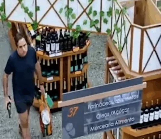 Juiz da Lava Jato é flagrado por câmeras furtando garrafas de champanhe em supermercado