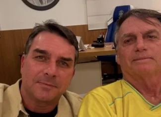 Bolsonaro reforça confiança no filho Flávio: “Fica firme, moleque, a gente vai ganhar”