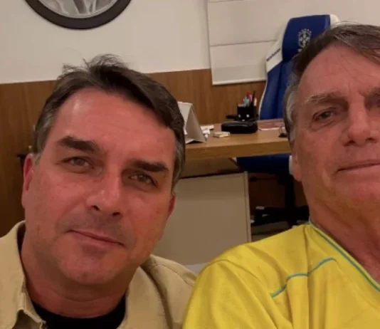Bolsonaro reforça confiança no filho Flávio: “Fica firme, moleque, a gente vai ganhar”