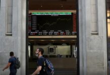 Ibovespa dispara e volta a flertar com 161 mil pontos