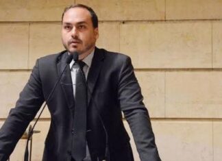 MP reabre investigação contra Carlos Bolsonaro por suspeita de rachadinha