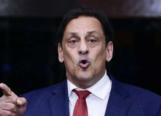 Ex-advogado da família Bolsonaro é condenado por injúria racial