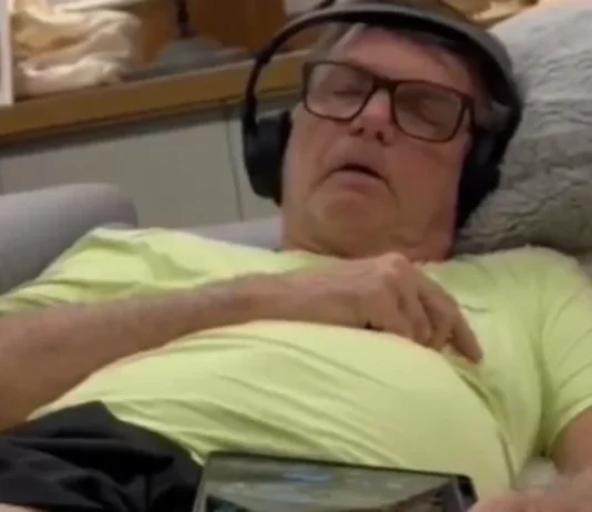 Filho posta imagens de Bolsonaro em crise e diz que saúde do ex-presidente “só piora”
