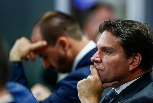 Motta cassa Eduardo Bolsonaro e Ramagem em decisão da Mesa Diretora