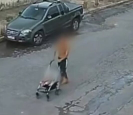 Pai é suspeito de abandonar bebê em carrinho junto com porção de cocaína