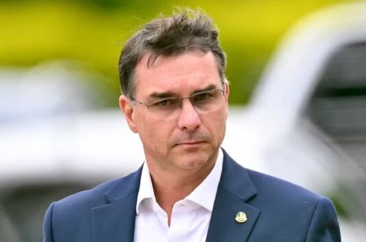 Após pesquisa desfavorável e insatisfação do Centrão, Flávio sinaliza desistir de candidatura e elogia Tarcísio