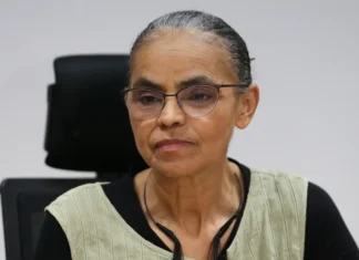 Marina Silva é atendida em hospital após fraturar vértebra em casa