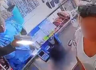 Dupla armada invade lojas e rouba dinheiro e celulares no interior do Amazonas