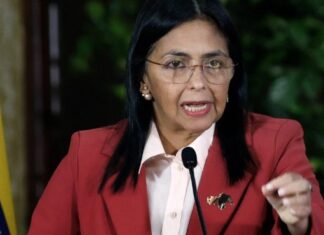 Forças Armadas da Venezuela reconhecem vice como presidente interina