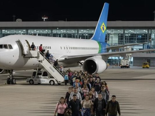 Mais 124 brasileiros repatriados dos Estados Unidos chegam ao Brasil