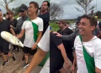 Em caminhada, Nikolas chuta boneco inflável de Lula: “É pelo Brasil”