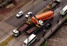 Acidente com caminhão carregado com R$ 9 milhões congestiona a bola da Suframa