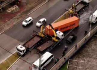 Acidente com caminhão carregado com R$ 9 milhões congestiona a bola da Suframa