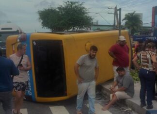 Veículo alternativo vira na Av. Grande Circular e vítimas são socorridas pelo Samu