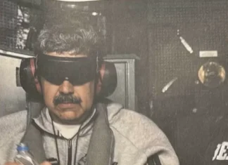 Trump exibe registro oficial de Maduro capturado, vendado e algemado a caminho dos EUA