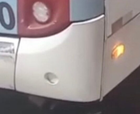 Passageiro cai de ônibus com porta aberta e é atropelado no T4