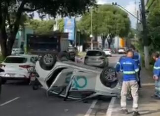 Carro da concessionária Águas de Manaus capota em avenida da zona Oeste de Manaus