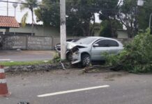 Carro colide com poste e causa transtornos na Avenida André Araújo em Manaus