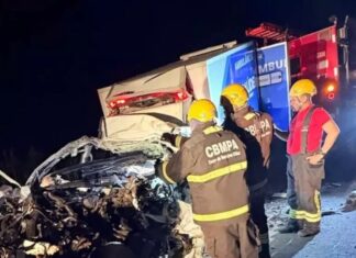 Acidente entre ambulância e caminhão deixa um morto e três feridos