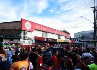 A Grande Família transforma conquista em grande festa para a comunidade