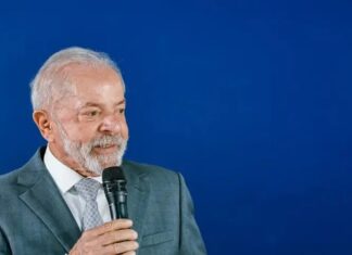 “Quem quer emagrecer tem que tirar a bunda da cadeira”, diz Lula