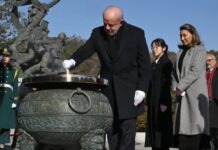 Lula recebe luva com 4 dedos durante visita à Coreia do Sul