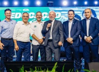 Lula posa com prefeitos do PL e brinca: Valdemar vai bater neles