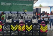 Detran-AM entrega kits de segurança a motofretistas no interior do Amazonas