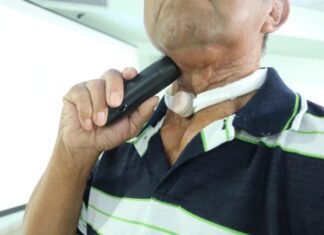 Laringes eletrônicas são entregues a pacientes com câncer de laringe na FCecon