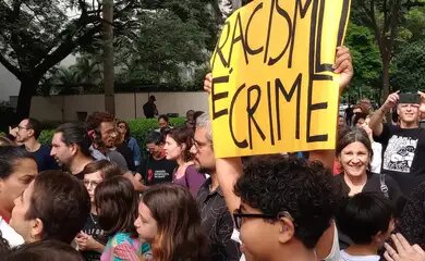 Justiça do Rio decreta prisão de advogada argentina por injúria racial contra funcionários de bar