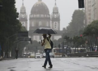 Marinha aciona força inédita para ajudar em áreas atingidas por chuvas no Rio de Janeiro