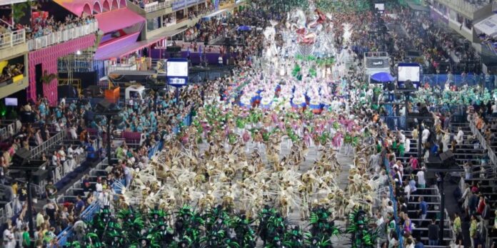 Escolas 'jovens' desafiam tradição na Série Ouro do carnaval carioca