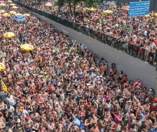 Bixiga celebra carnaval com blocos que valorizam a música brasileira em São Paulo