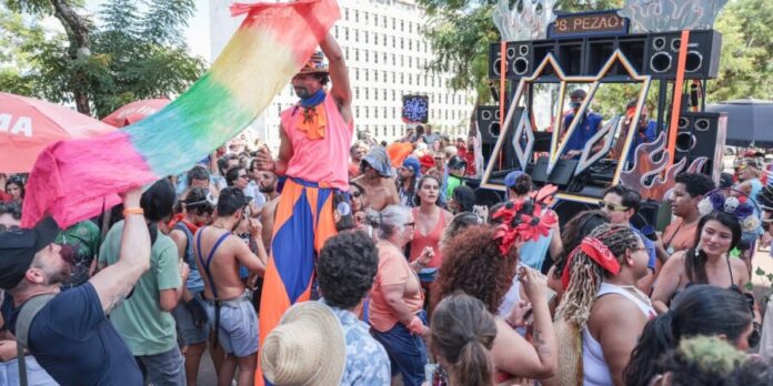 Bloco Aparelhinho celebra 15 anos de carnaval de rua em Brasília com música eletrônica e ocupação democrática