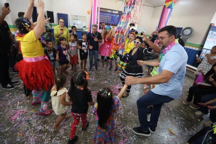 Bailinho de Carnaval anima crianças durante o Governo Presente em Manaus