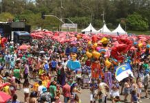 Pabllo Vittar e grupo de K-Pop Nmixx animam foliões em bloco de Carnaval em São Paulo