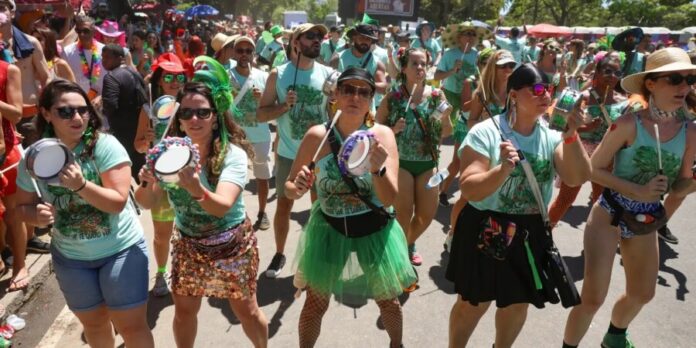 Quizomba no Aterro do Flamengo: carnaval com pautas de ecologia e combate ao feminicídio