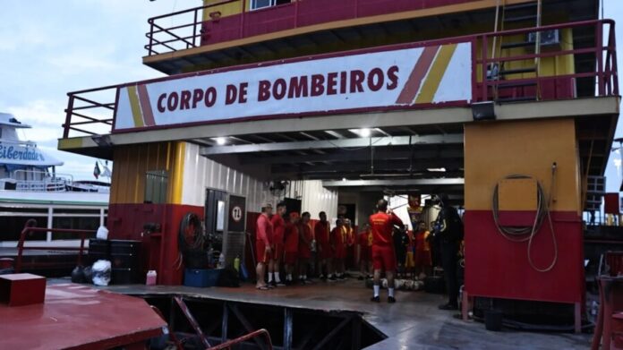 Bombeiros encontram terceiro corpo de vítima do naufrágio da lancha Lima de Abreu XV no Amazonas