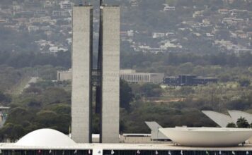 Lula sanciona reajuste salarial para servidores do Legislativo com vetos a penduricalhos