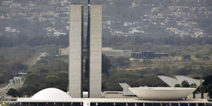 Lula sanciona reajuste salarial para servidores do Legislativo com vetos a penduricalhos