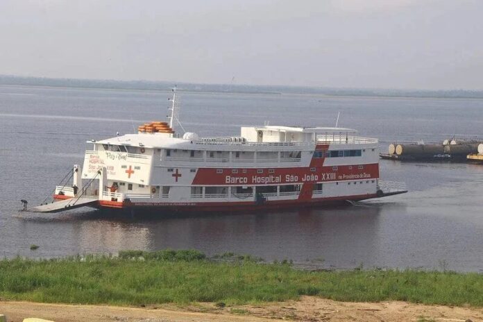 Barco Hospital São João XXIII retorna a Silves para atendimento médico e odontológico