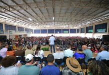 Wilson Lima inaugura fábrica de gelo e amplia ações sociais no Careiro Castanho