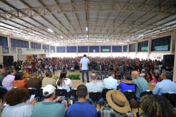 Wilson Lima inaugura fábrica de gelo e amplia ações sociais no Careiro Castanho
