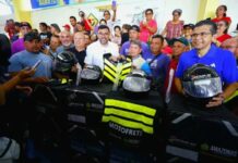Detran-AM entrega kits de segurança para motofretistas em Manaquiri