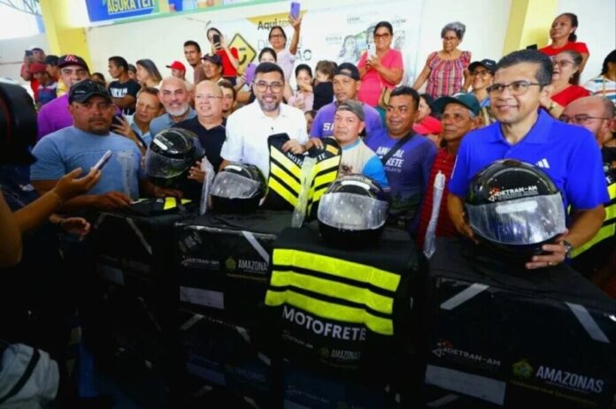 Detran-AM entrega kits de segurança para motofretistas em Manaquiri