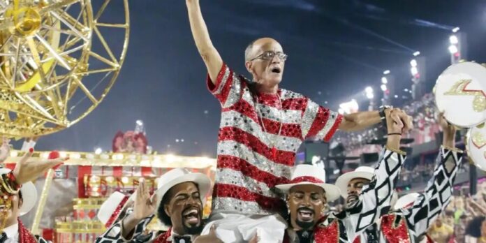 Mestre Ciça, homenageado pela Unidos do Viradouro, comanda a bateria campeã no Desfile das Campeãs