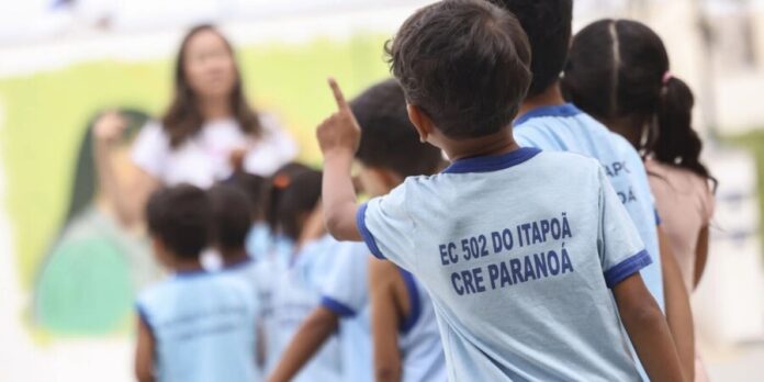 Ensino fundamental atinge 99,5% de frequência e atraso escolar cai, aponta Censo Escolar 2025