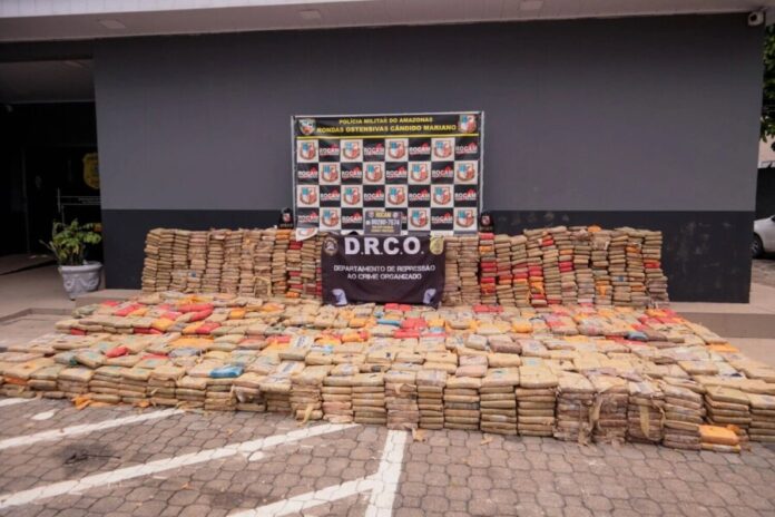 Polícia Militar do Amazonas apreende 2,7 toneladas de drogas e prende 11 pessoas em Manaus