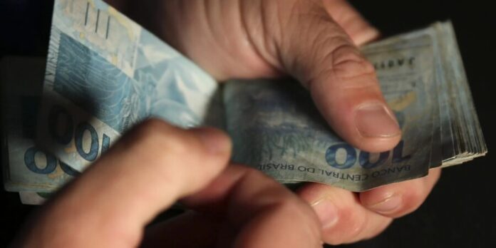 Moradores de cidades mineiras afetadas por chuvas podem sacar FGTS